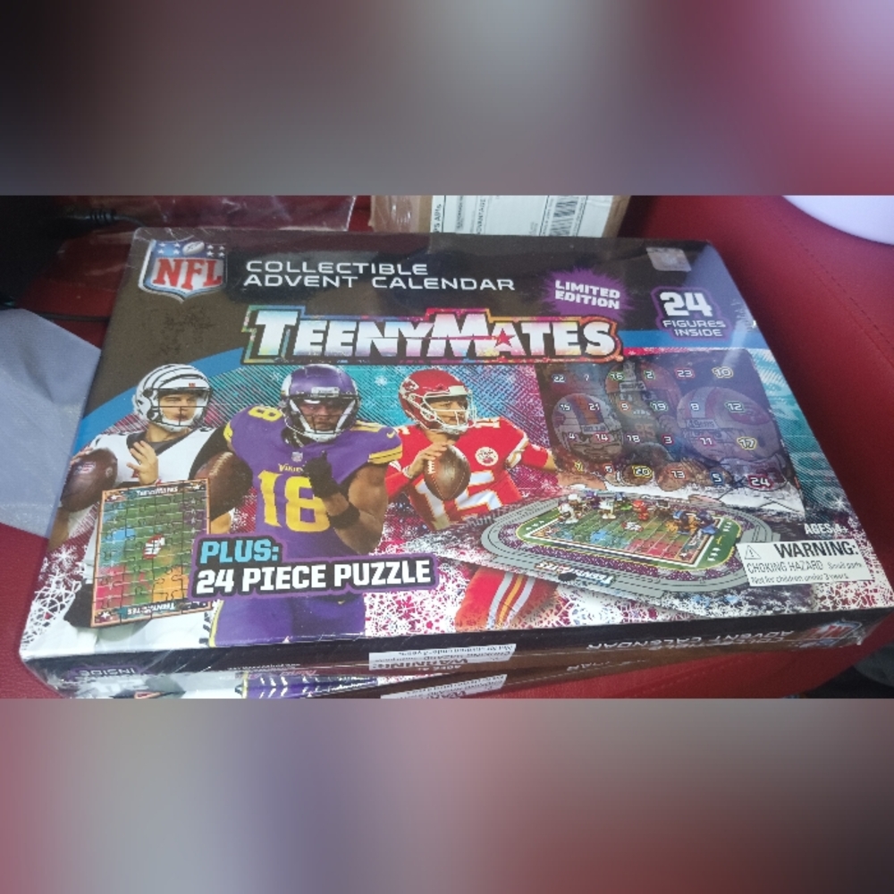 NFL CollectibleTeenymates Advent Calendar - Limited Edition With 24 Piece Puzzle